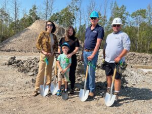 Habitat Family with Habitat Staff and Neyaashiinigmiing Staff